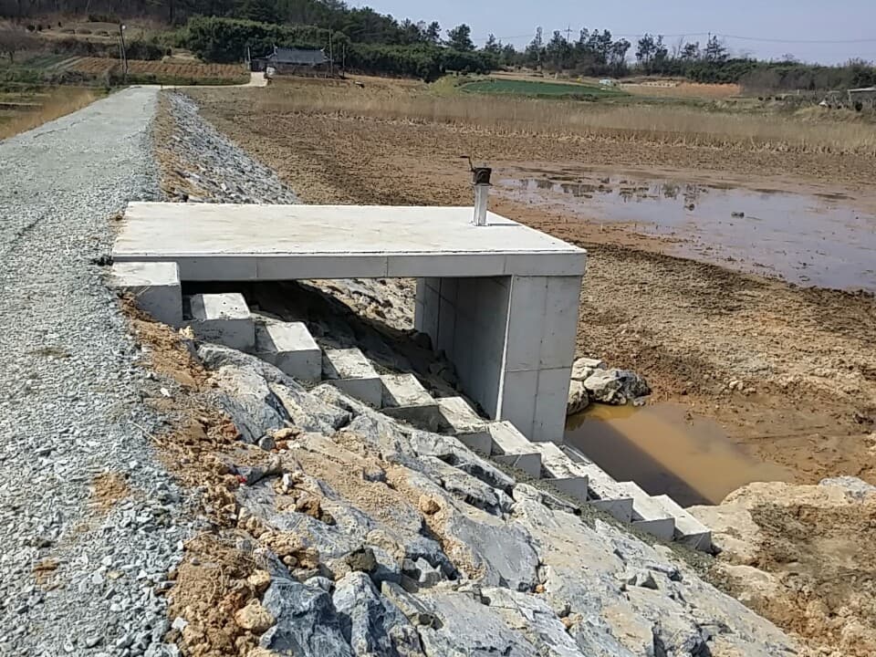 저수지 제방 공사 시공 현장